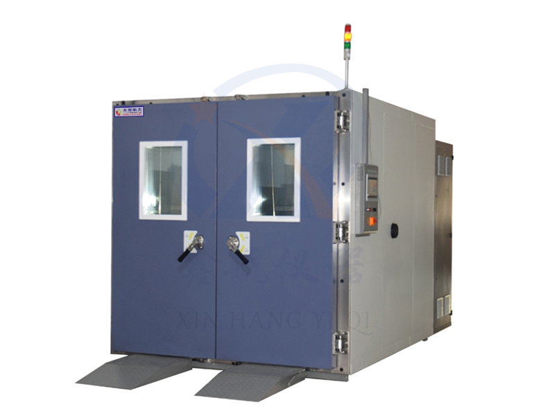 Walk-in high and low temperature test chamber